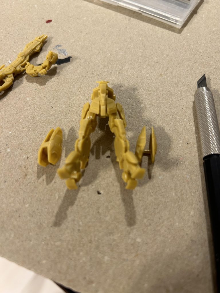 落として何度も足の合わせ目消ししたパーツが割れました。裏で真鍮線を瞬間接着剤でくっつけて補強してなんとかなりました。このやり方で合わせ目消した人っているのかな、もっと良いやり方があると思うけど思いつきませんでした。