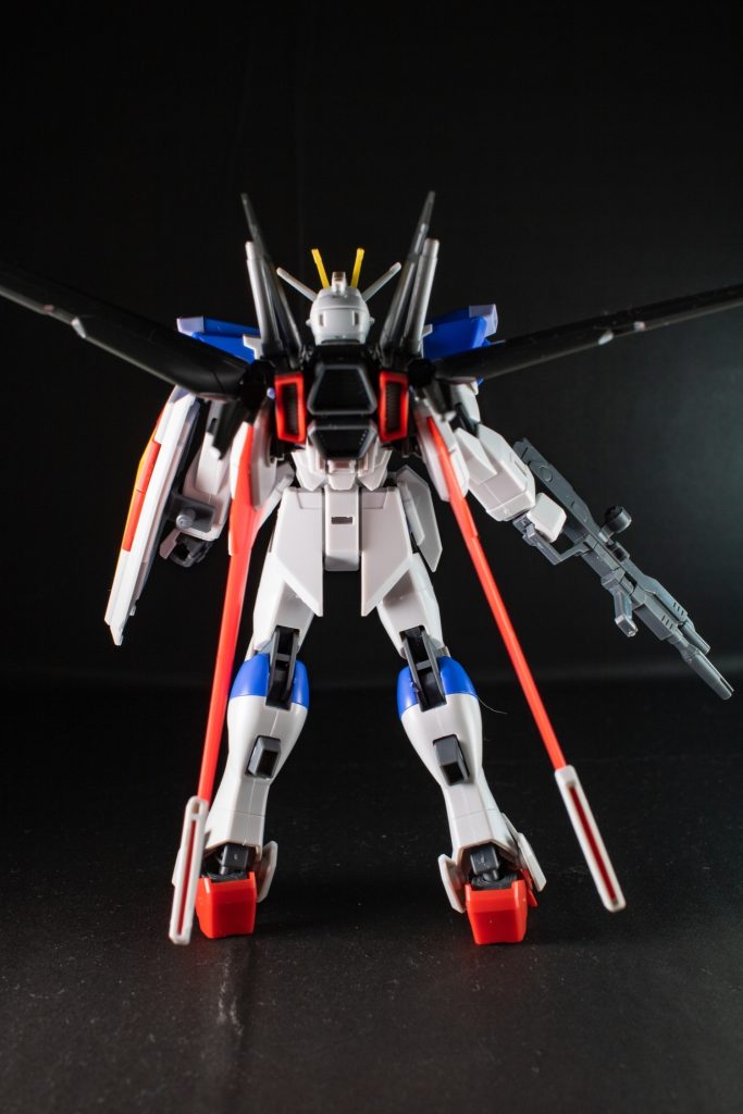 バック:フォースシルエットのブースター部分が見えます。小さいながらも高出力が出せそうなデザインですね。ウイングが長ーーいのが特徴です。