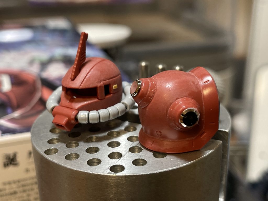 頭部とショルダーアーマー頭部は、オリジナル感を出したくて、ツノ部先端を少しだけカットしました(写真はカット前です)。折れてるように見えるとの指摘もあり、もう一工夫するべきでした。ショルダーアーマーについては、トンガリ部があまり好きではないので、あえてつぶして、初のメタルパーツを採用。前からやってみたかったんです。今までは、メタルパーツは使用せずに、プラパーツにシルバーのガンマカで部分塗装しておりまして。ハイキューパーツさんのコレ、凄くいいなと思いました。メタルパーツはシャープでカッコイイです。これからもお世話になりそうです。