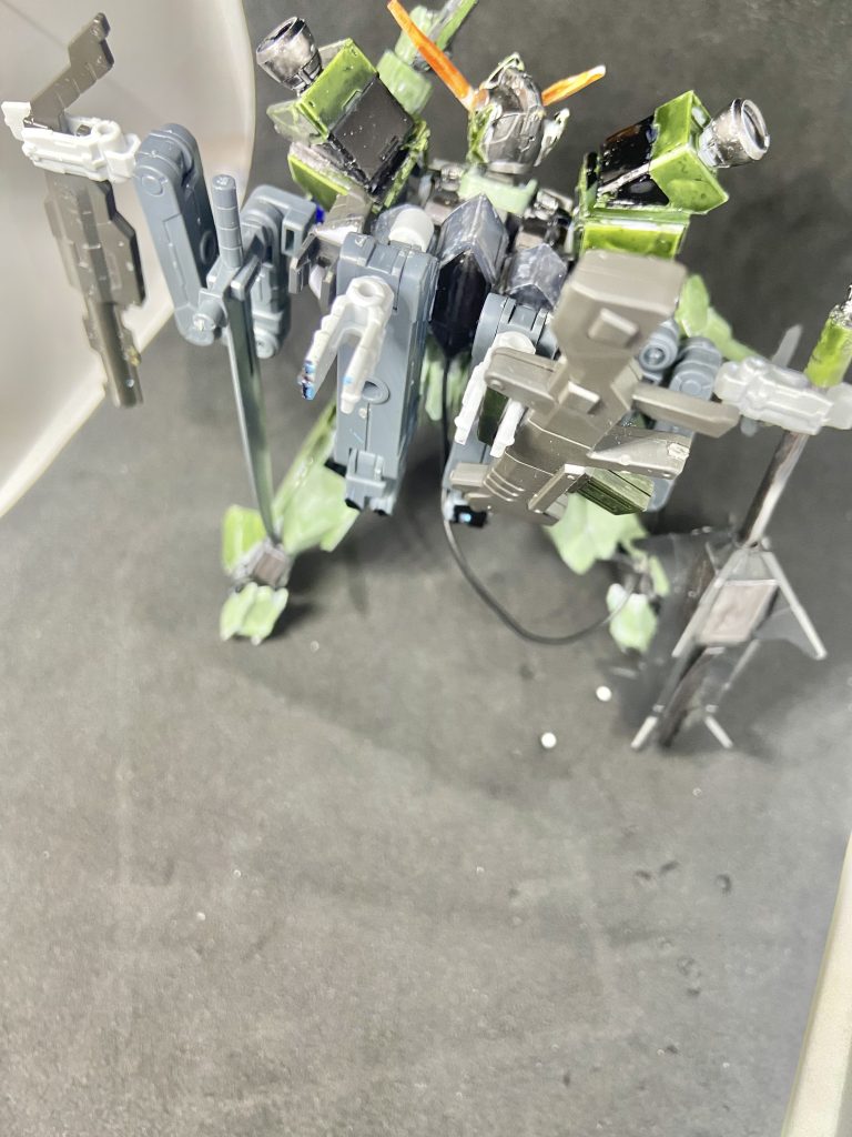 バックパックバルバトスのバックパックにサイドアームなどを追加して持ち運べる武装を増やして運用しています必要な武装を出撃前に選び装備して行くイメージです、武装は一部を除いて実弾武装にしています、一応バルバトスがベース機なので。