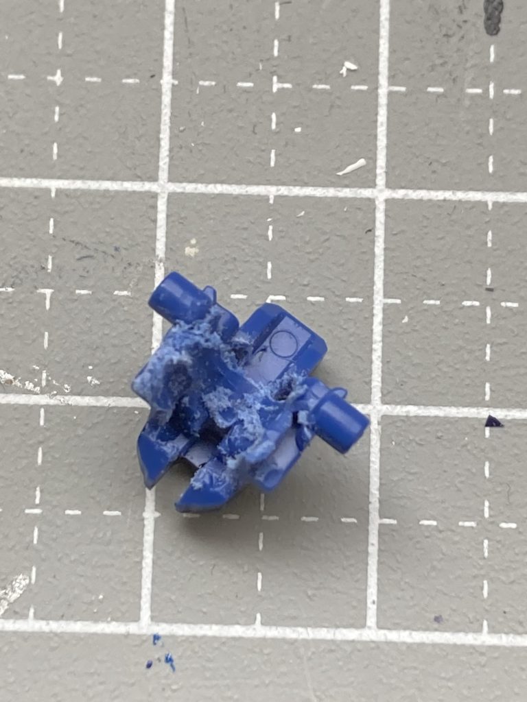 頭部はムギ球を入れるために少し削っています。