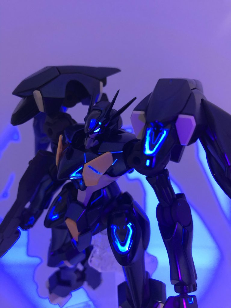 発光部分に関しては、下地シルバー→ライトブルー→エナメルの蛍光ブルーで塗りました。撮影は全てブラックライト使用を想定していましたが、ブラックライト無しでの撮影も考えて間にライトブルーを挟んだ結果、発光がわかりづらくなってしまう結果になりました。ここは反省点ですね。