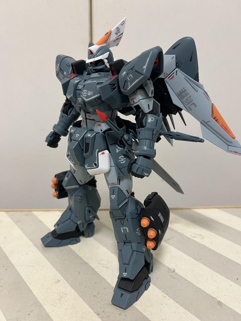 モノアイのシールドのクリアパーツはとりつけてません。ザクWもそうなんですが、モノアイがシールドに擦るので、、１話の劇中の描写的にもなんかそういうの無さそうに見えますし、、マーキングはヴァサリウス仕様をチョイス。ガモフの分が余ったけど、何に使いますかねw