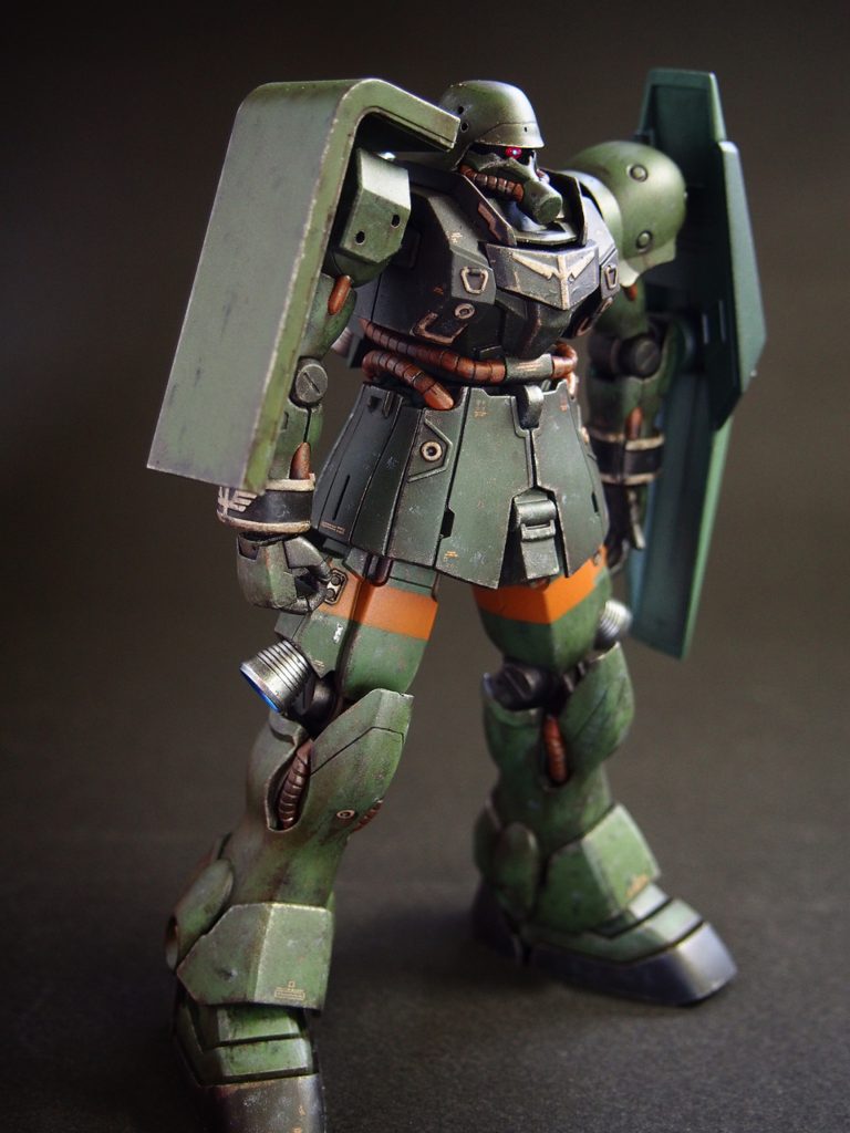 Mr.メタルカラーのステンレスを下地に、ヘアスプレー剥がしの予定でしたが、ヘアスプレーを塗布してから数日おいたら剥がれず、やむなくヤスリで削っています。