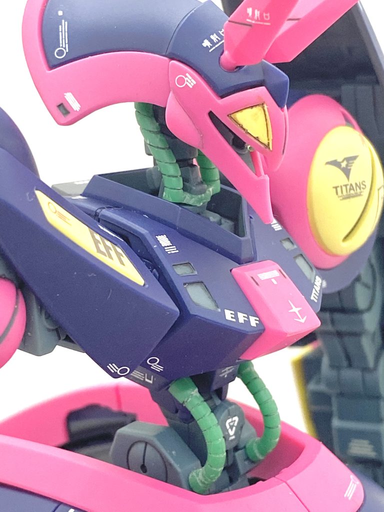 異形な形ながらも大変組み易く、大きくて迫力あるのでアースノイドの方は作って損は無いと思います(笑)。