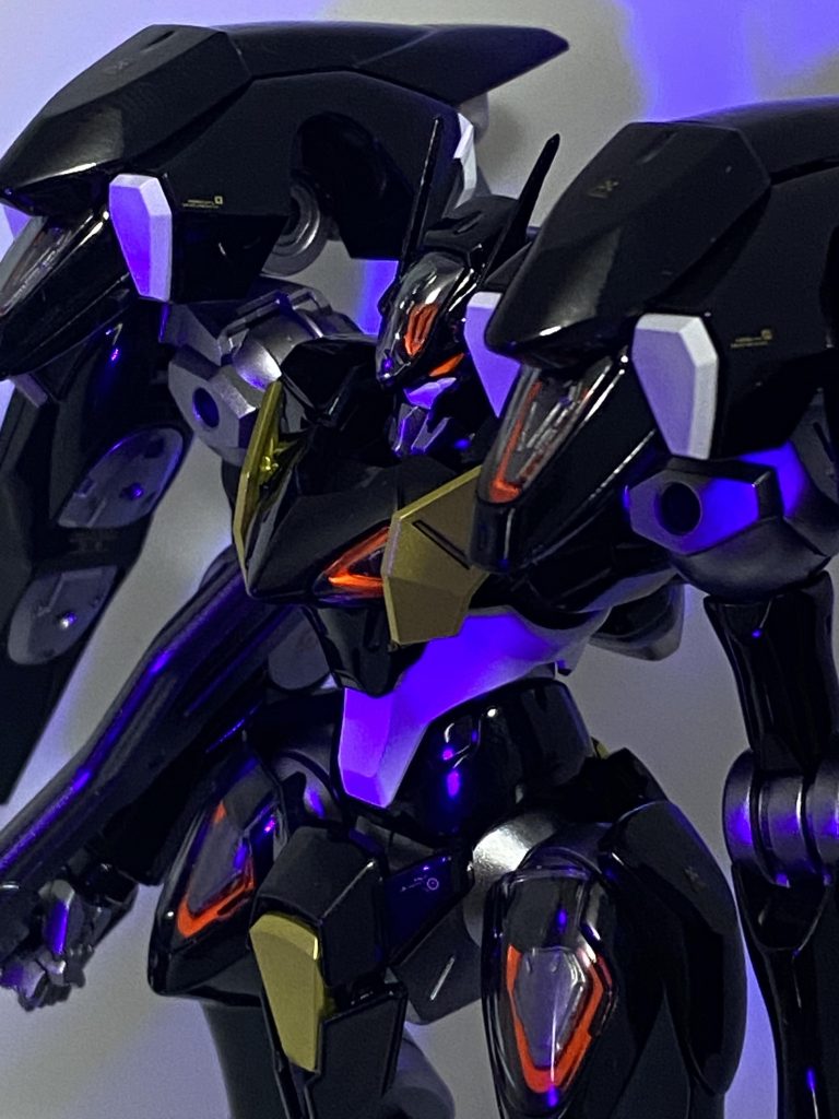 カメラアイ、各部シェルユニットは蛍光レッドにて塗装しました。