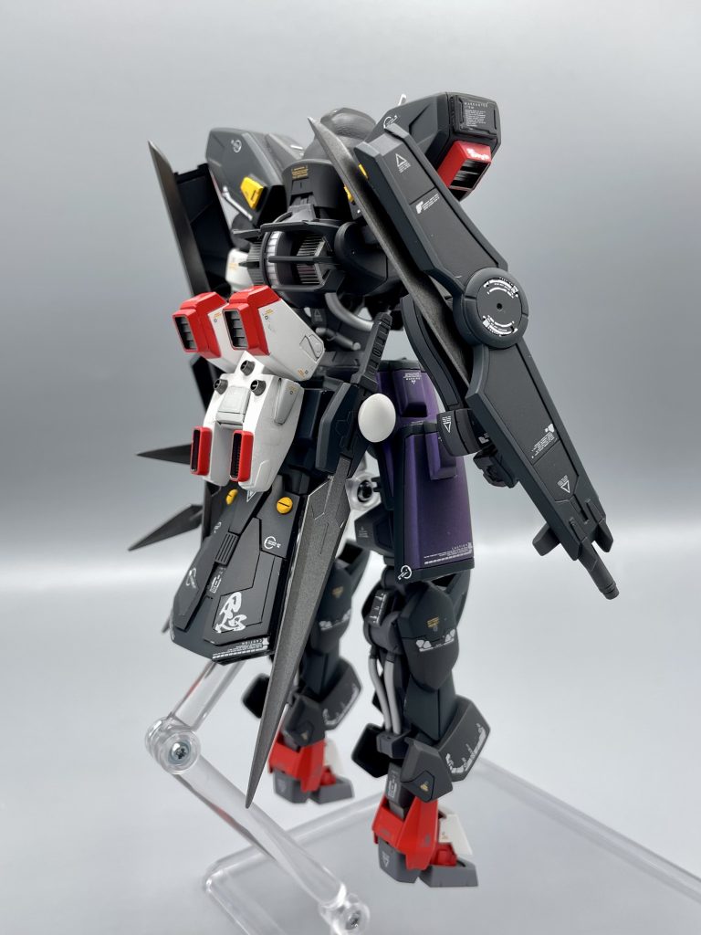 HGグリムゲルデをベースに旧キットシュピーゲルのパーツを組み合わせていきました！旧キットなのでヒケや合わせ目もあり…なかなかに苦労しました😅ネットで調べて、他の方の作例を参考にディテールをアップさせました！