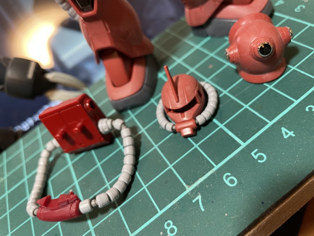 パイピング制作工程です以前から、ザクを作るならパイプ部は取替えて作成したいと思ってました!パチ組段階で、パイピング総取替です。グレーカラーのパイプが気に入ってしまい、カラーリングにそのまま取り入れてしまいました。パイプの芯部をゴールドに塗装して、チラ見せしてます。レッドをベースに、グレーとゴールドの組み合わせは、ゴージャスでいいですよ。