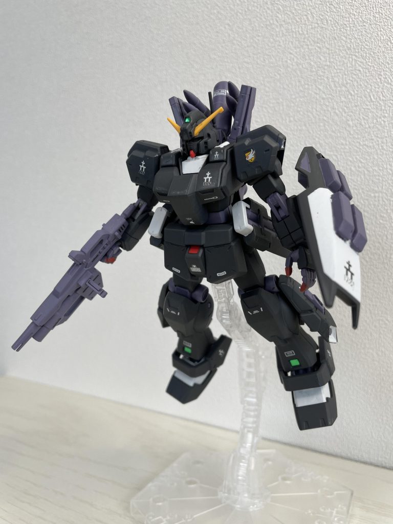 チョバムアーマーもったいなかったんですけど今回しかないと思い使いました。ライフルとシールドは、ガンダムマークⅡから。シールドの装甲は、ケルディムのフロントアーマーを分割して。脚部のスラスターは、ブラックライダーから。腰部の大型ミサイルランチャーは、ジムⅢから。アンクルアーマーは、ヘイズル改からと色んなプラモから持ってきてます。ベースは、ヘイズル2号機です。