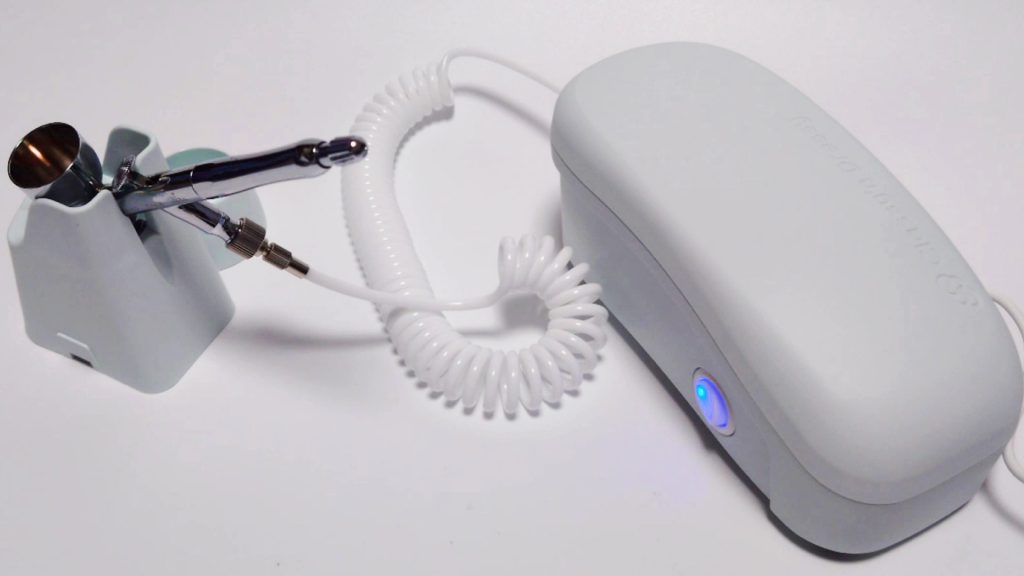 今回使用したコンプレッサーカロンがこちら。小型＆静音に加えて塗装する分には圧力も問題なく使えました