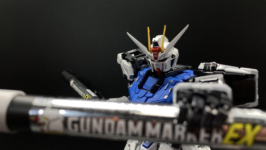 まずは素体状態のストライクから配色は基本ガンダムマーカーSEEDセットを使用。後はホワイトの下地にシャインシルバー、フレームにメッキシルバーとブラックを合わせたものを塗装しています‼️やはりSEEDセットと銘打っているだけあってストライクとの相性は抜群ですね✨そしてさすが1/60ということでマーカーもバッチリ持たせられました😊そして膝立ちもなんとか取れました😆