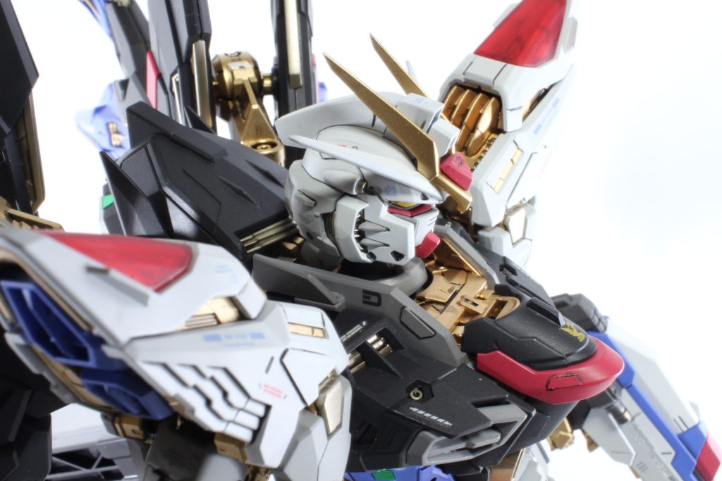 モヒカン後ろをプラ板で延長 ゴールドアンテナ基部を前にスラントして固定して、ちまっとした印象だった頭部を前後に長く見せました。顎のベロもスクエアな感じいたのでスリム&シャープに。