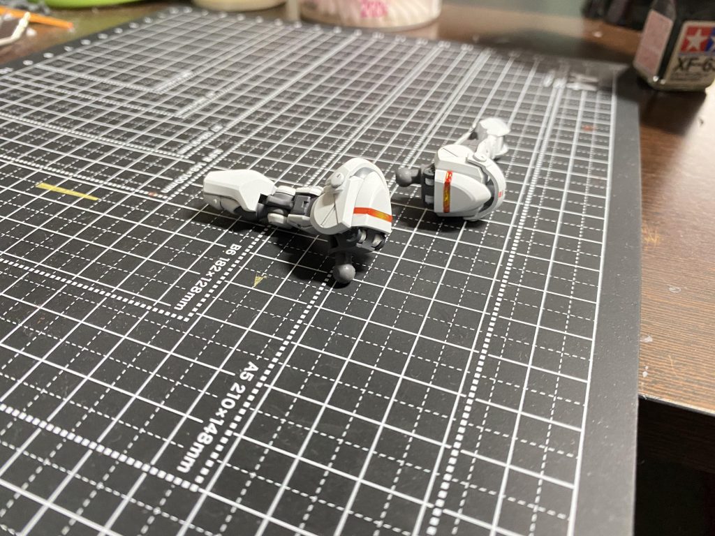 肩はシールを貼ったあとにレジンで塗りました。