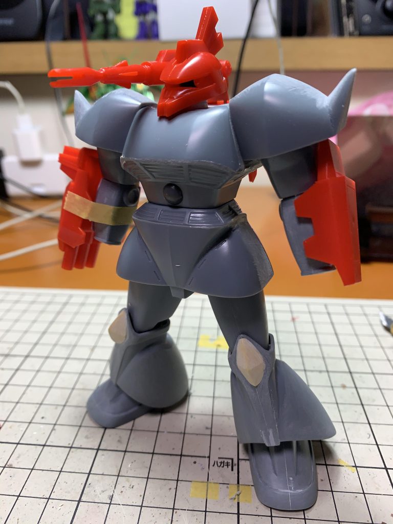 仮組状態です。赤いパーツがジョニーライデン機のパーツですね。モノアイレールもくり抜いてあります。