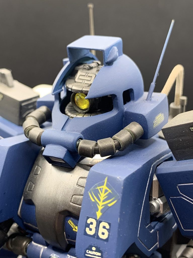 頭部は中央のパーツをなくし、プラ板とエポパテで形を作りました。アンテナは真鍮線です。