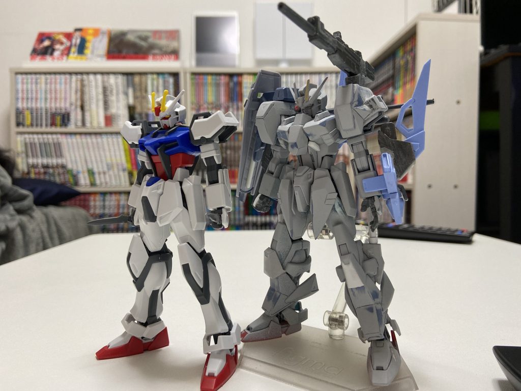 写真からは全く分かりませんが、一番くじのソリッドクリア版をベースに作りました。素トライクと並べるとボリュームの増加っぷりが分かりますね。完成優先でパテ盛りと接着をしまくっており、ブルの装甲はほぼバラせません。塗装が大変でした。ここまでご覧頂きありがとうございました。