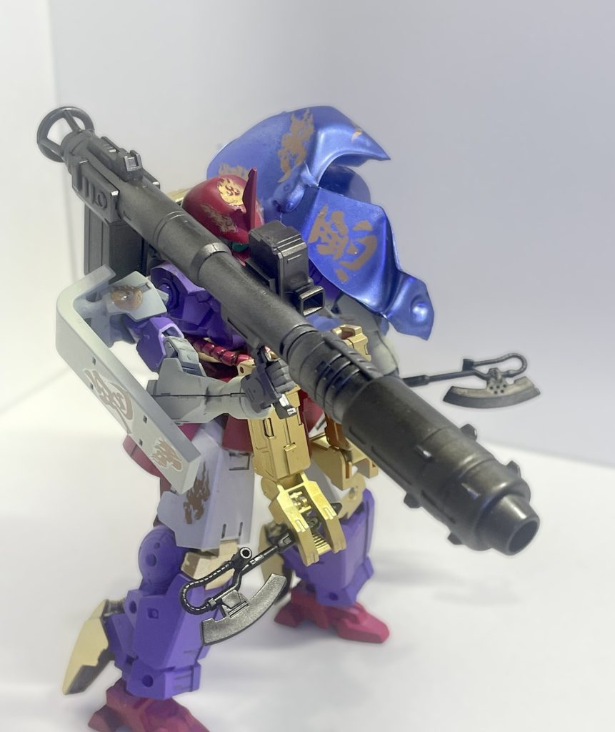 武器はヒートホーク2本、バズーカー１門のみである。「月輪」の本来の任務が索敵であり、武装はあくまで敵に発見された場合に応戦する為のものである。