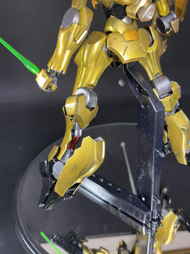 足のケーブルは赤にしました。