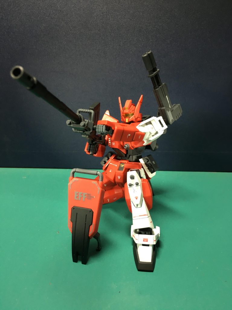 　既存の陸戦型ガンダム(REVIVE版)やそのバリエーションキット付属の各種武装もそのまま付属するので遊びの幅が広がります。　180mmキャノンを使用した狙撃シーンをイメージ。バイザーを下ろすことでセンサーの対応モードが変わり広域の情報収集機能が強化されるようです。