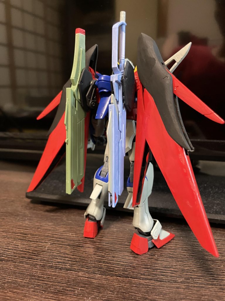 背中の武器のグリップエンドも地味ですが形状変えてます。