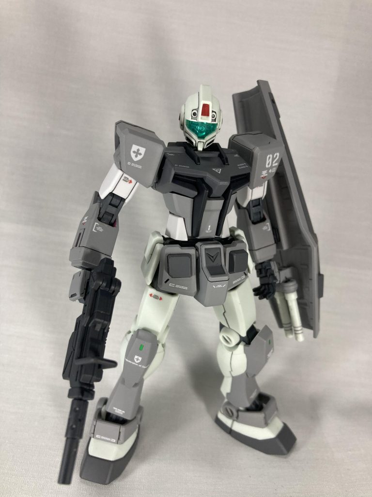 武装はマシンガン、ビームサーベル2本、シールド、それとオプションにアックスです恐怖で戦争から逃げ出した一般兵の乗っている量産機ってイメージで作ってるので、シンプルかつ実用性重視で長持ちしそうな武装を選んでます