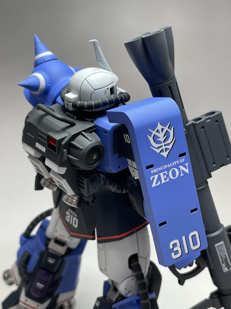 カラーリングは、キットとして発売されているRG（濃い水色）とMG（薄い水色）の間のトーンにし、やや紫に振れた色を選択しました。