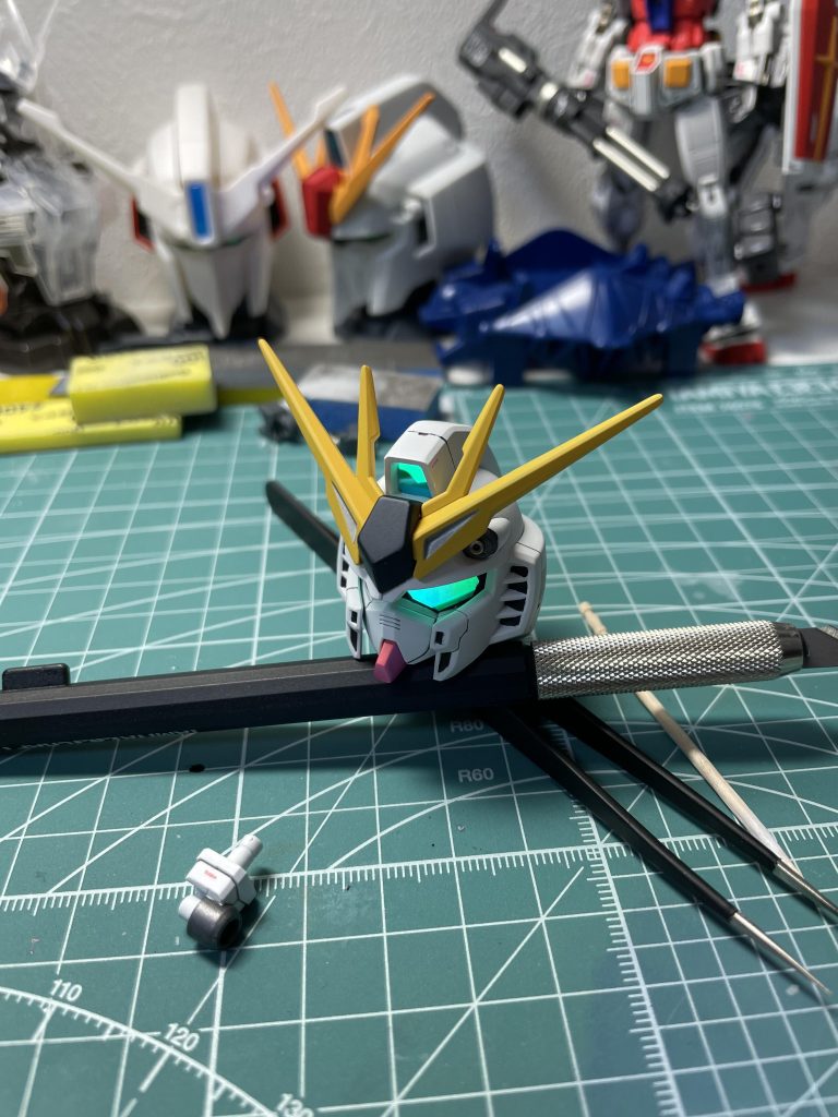 メインカメラやツインアイ、その他各部位のセンサー類は、全てブラックライトで発光します。やはり発光ギミックは男心がくすぐられますね。笑