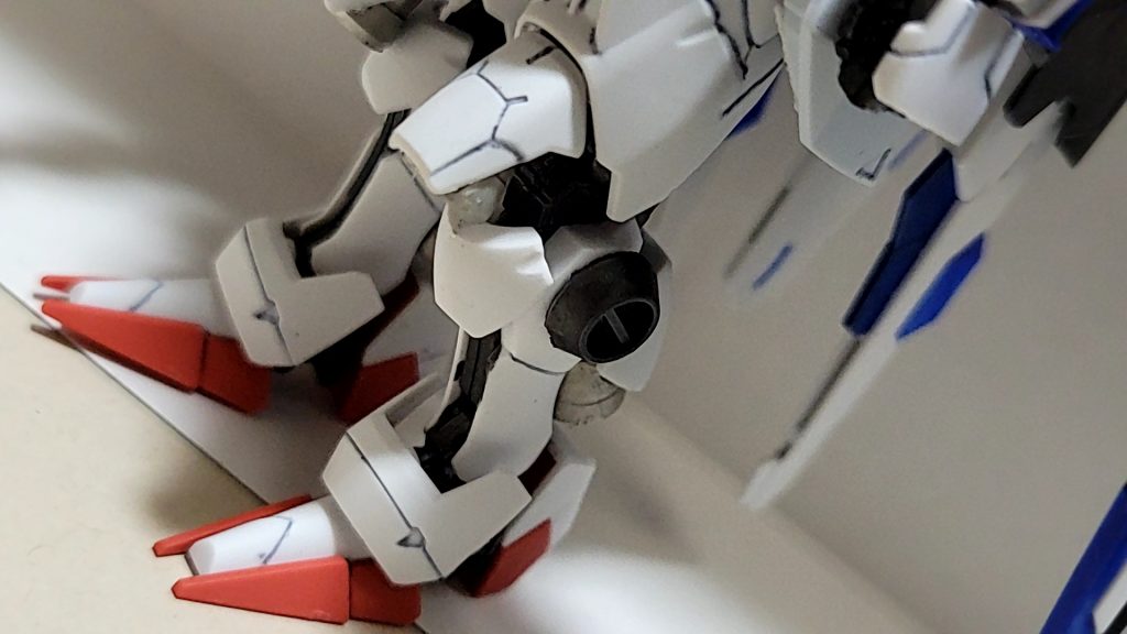 膝のパーツそのままでは干渉するので、一度カットして強引に接着