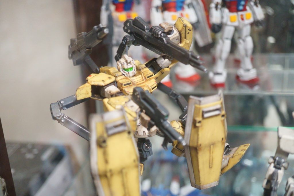 ガンプラとは随分離れてた頃、子供らと見始めたビルドファイターズで少し熱が戻った。小学の頃、熱狂した『プラモ狂四郎』に『プラレス三四郎』。自分が作ったプラモが動いて、相手と闘うという超絶熱い展開に夢見てたあの頃。乗らないわけが無い(集え!1970代w)元々マッシブなパワジムが好きなところに、次シリーズのトライで現れたこのMS。カラーリングも珍しい薄黄色(フミナイエロー)に目を奪われた。特に求めるわけでもなく、子供のお守りで付いていったオモチャ屋で偶然見つけて購入した。(転売なんてどこ吹く風。なんていい時代w)願わくば再販を…無理だろうなぁ。なんとか安値で中古を手に入れてもう一度作りたい。