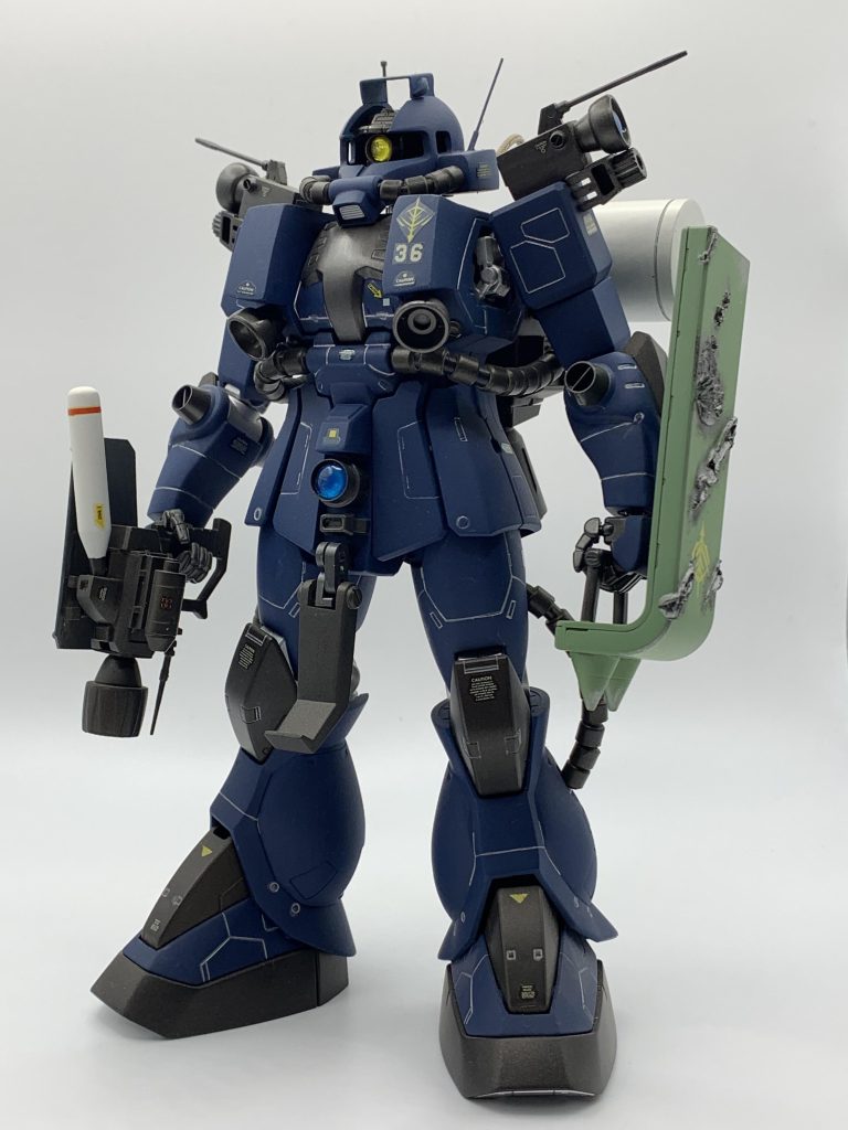 右手にはカメラガン、左手には使わなかったザクのシールドを持たせました。シールドにはダメージ表現を入れてみました。