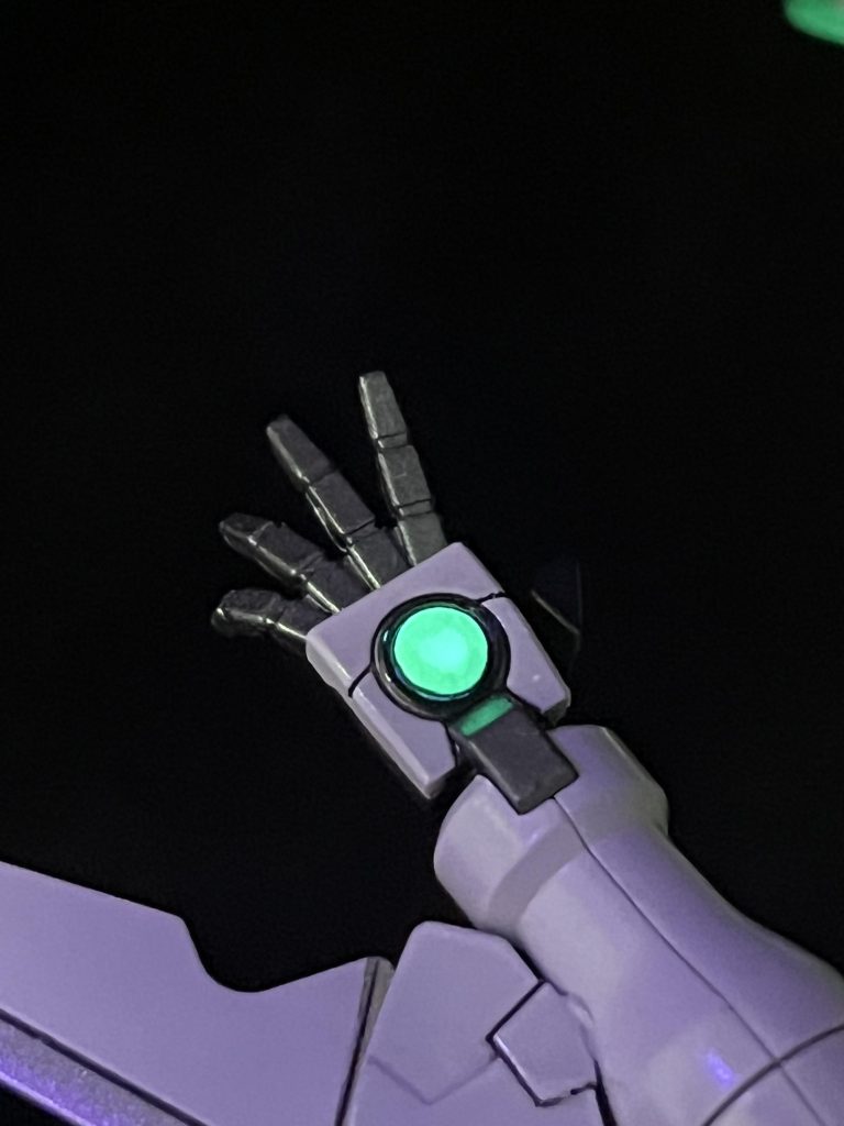 このパーツの小ささで更に円形というのは、塗り分けに苦労しました…。円形マスキングテープ様々です。