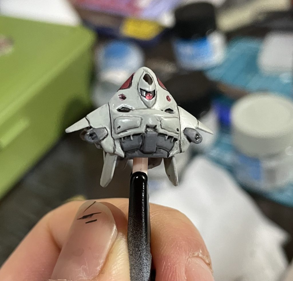 上記で「モールドを掘り込んだ」とありますが、筆塗りしたら埋まってしまい、結局極細筆で書くように墨入れしました。使った筆は100均のネイル用筆のみです。