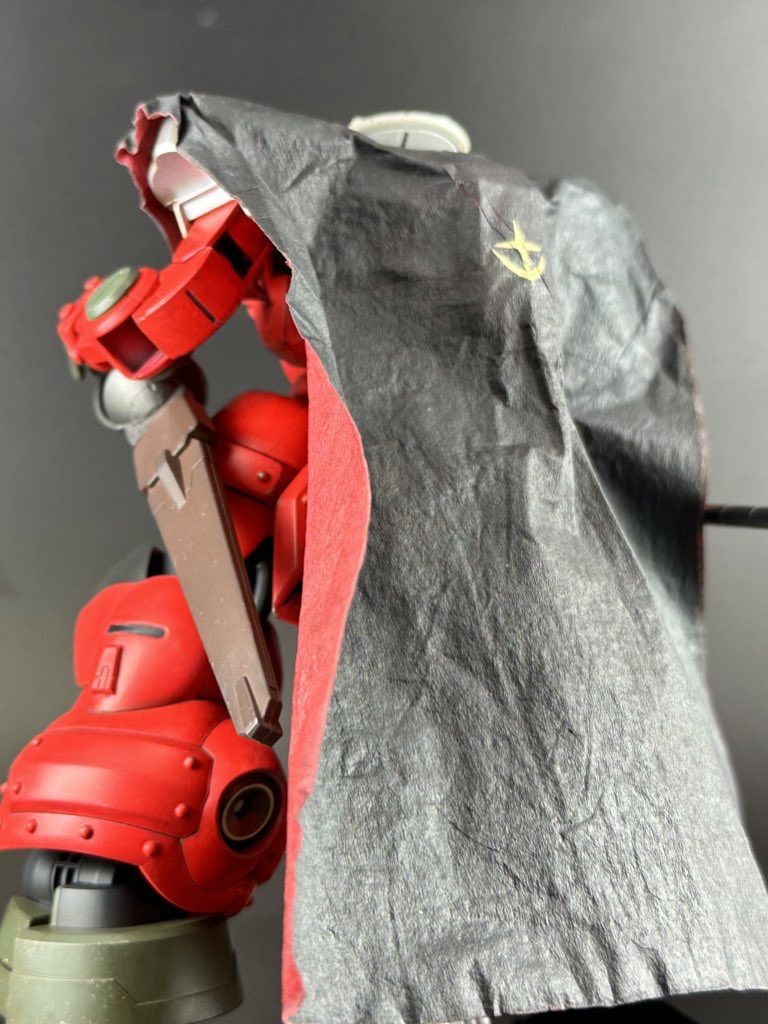 後ろから〜マントはティッシュに水溶きボンドを塗って乾かしたらスプレーで着色、最後にデカール貼ったら完成です♪