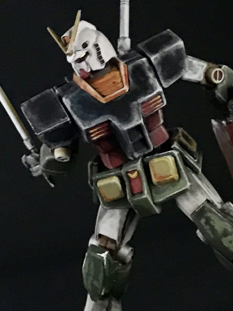 目は蛍光グリーンで光ります。アンテナが神隠しにあってしまったのでVガンダムのをつけて代用しました。