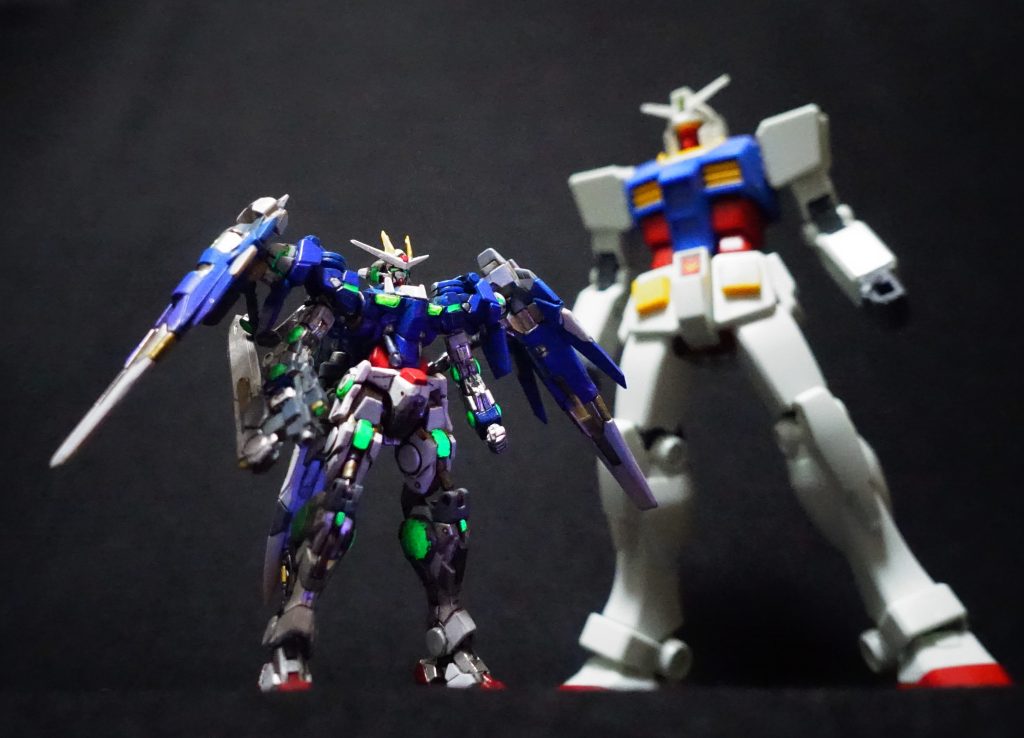 最後に、建設中の”サイコガンダム(1/144)EG改”を迎撃の図。さて、休憩したので、次作は多分マスキング地獄に再び飛び込むことでしょう。塗膜の綺麗さ、塗装のエッジの立ち方が別次元ですもんねえ。皆さんがステキな作品をガンガンアップされてアーティファクトが盛り上がっているのではやる気持ちもあり、触発されていろんなアイデア浮かんでくるんですが、苦行にならない程度にボチボチ行きたいと思います。