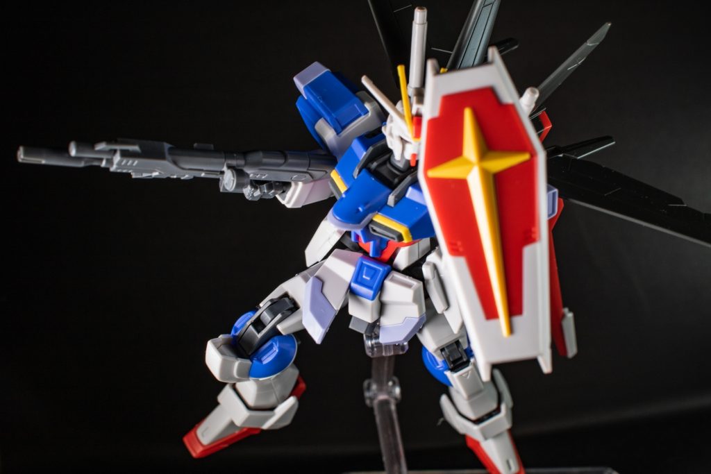 シールドを構えて。写真撮り忘れましたがちゃんと開いた状態にもできます。