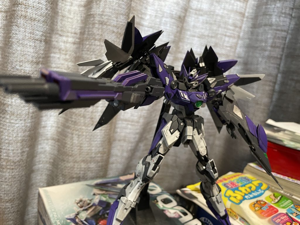 武装のツインバスターライフルは外付け式のジェネレーターを用いて最大出力の再現に成功だが2丁に分割は不可シールドは近接専用の実態ナイフを装備肩部のガトリング砲も健在