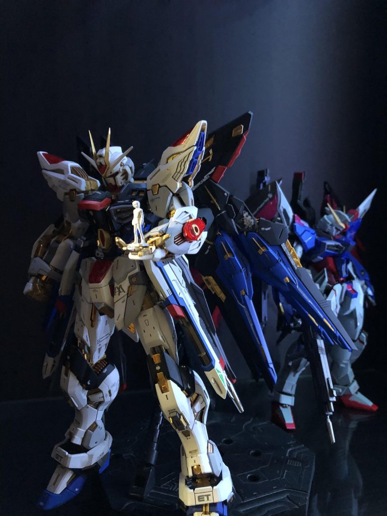 以上MGEX ストライクフリーダムでした‼️めちゃカッコイイんですが、パーツの保持力全然ないです(個体差あるかも)ちょっと触っただけでポロポロ落ちますね。おかげで写真取るのにかなり時間かかっちゃいました。次のMGEXは何が来るんでしょうね？個人的にはバルバトスルプスレクス来てほしいです(鉄血シリーズはRG、MG全然ないので)