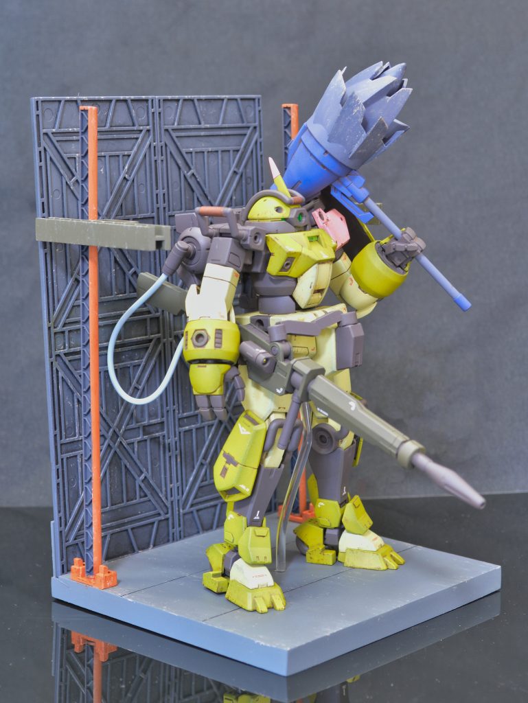 塗装レシピ クレオス…(C) ガイアノーツ…(G)本体イエロー:機体内部色(C)本体ホワイト:プラチナブロンドベース(FAガールカラー)(G)+機体内部色(C)少量ダークグレー:スノーダークブラウン(G)ライフル:ブラストカーキ(G)ハンマ-1:風群青(G)ハンマ-2:メカサフライト(G)+パープル(C)