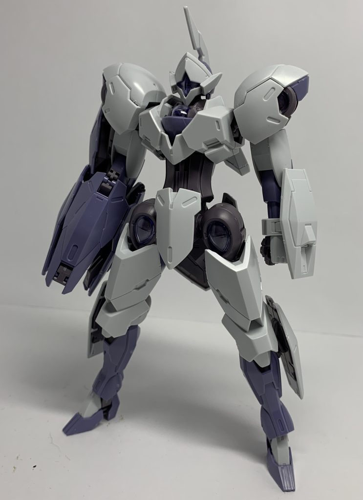 立ち姿。踵が小さいため、かなり手間取ります。