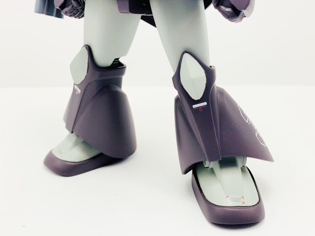 足首の関節は、アルミ線で接続。キチンと接地するように加工しました。