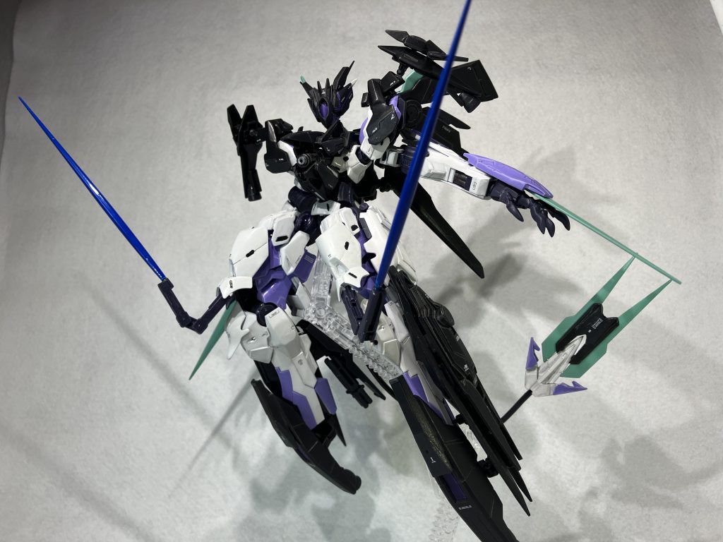 実は隠し腕があってビームサーベルを使えます。