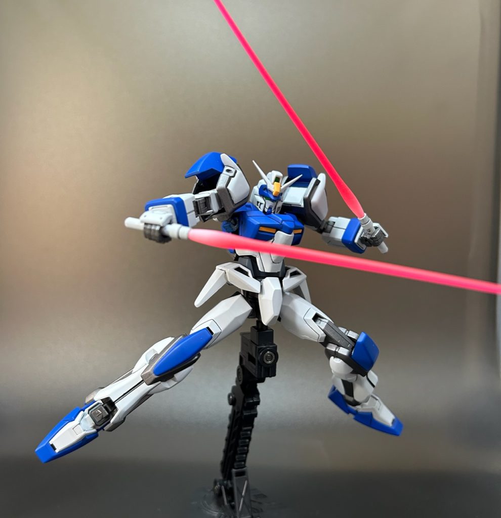 肩はK社のロールスイングジョイントを使用したので、大きく跳ね上げることができ、アサルトシュラウド装備時でも非常に広い可動範囲を確保しています。