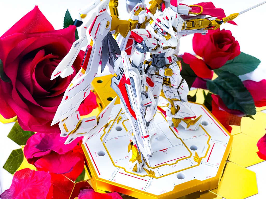 ベースは目に引っかかりやすい目立つ仕上げに薔薇を全体に配置しました!インパクト重視でしたがかなりの参加数の大会ではまず興味を持ってもらえるような全体像にしなければと試行錯誤しました。本物の花屋さんにまで行ってアドバイスをもらいました🫣🥀