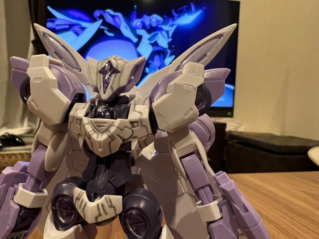 胴体のスジボリ一確認中。ここから肩パーツもお手入れ。そしてこのシーン…