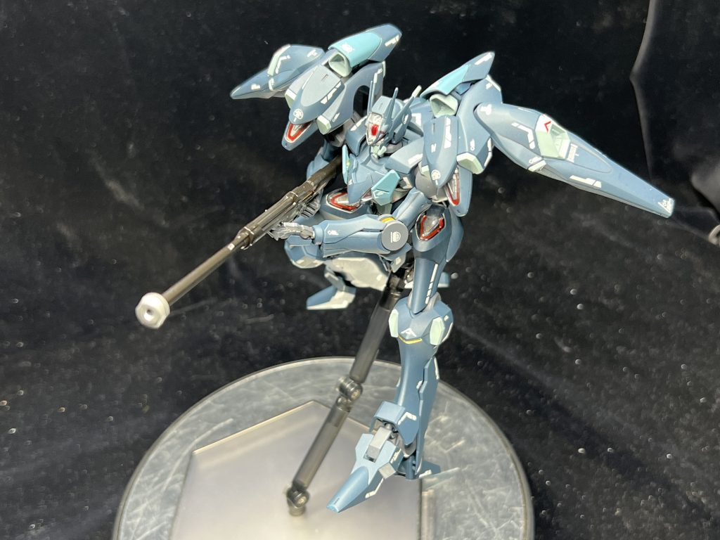 クリアパーツの裏側はガンダムマーカー のホロシルバーで塗装しています。