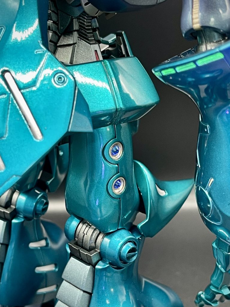 アクセントととしては、サファイアカラーのスワロフスキーを加工、レジンで薄くコーティングしたものを大腿部側面と両踵にあしらいました。