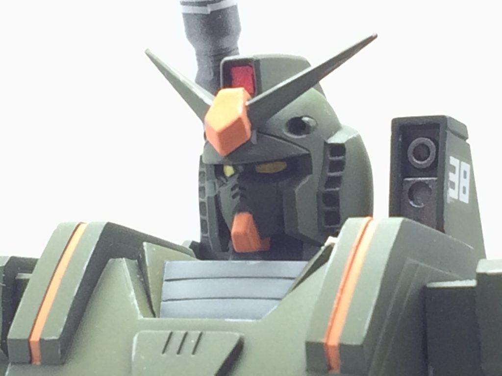 頭部は個人的に出来が良いと思うFGガンダムの物を移植。ボールジョイントで接続しています。