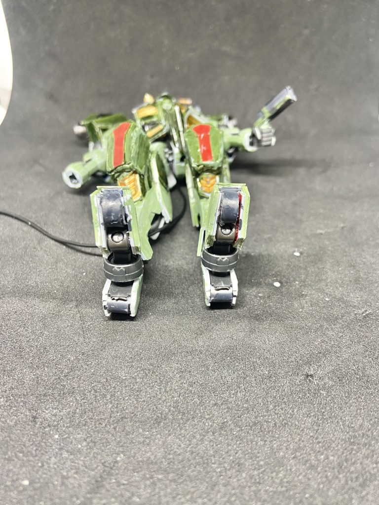 脚部はローラーのようなものをプラ棒などで作成しています地面を滑るように移動して、立ち回っていくイメージで作りました。