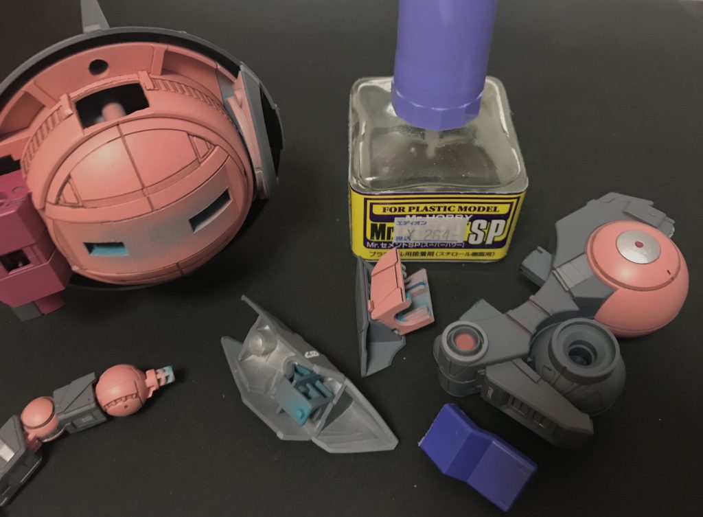 そして今回はなかなかに良い出来だったので自分用のメモもかねて作り方を書いてみます。・腕ーー本来武器を付ける穴に腕を刺します。本体側の干渉する所をざっくり削るだけなので簡単にできました。・股間ブロックーーバックパックに付ける追加装甲を切り割って接着しました。これは無くても様になるデザインなので付けるかは好みでいいと思います。ちなみに追加パーツは改造後でも全部つけられるので、ここで使わず本来の位置に使うのもかなりアリだと思います。・足ーー腿の裏は装甲追加無しでも成立するデザインなので無加工もアリです(私はうさぎ感のために付けました)。写真の様にしたい場合は、腿裏のヒダのようなモールドを削り落としてからプラ板の積層などで接着面を作ると楽だと思います。そして前面は、写真のように要らない部分を切り落とした関節パーツを貼り付けるだけです。写真に映っているSPのような強力な接着剤で付けましょう。プラ板などの補強も有効です。